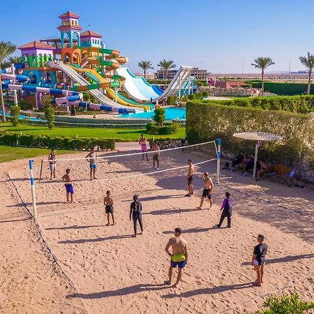 Hotel Charmillion Club Aquapark Šarm aš-Šajch Exteriér fotografie Tourists playing beach volleyball in Egypt