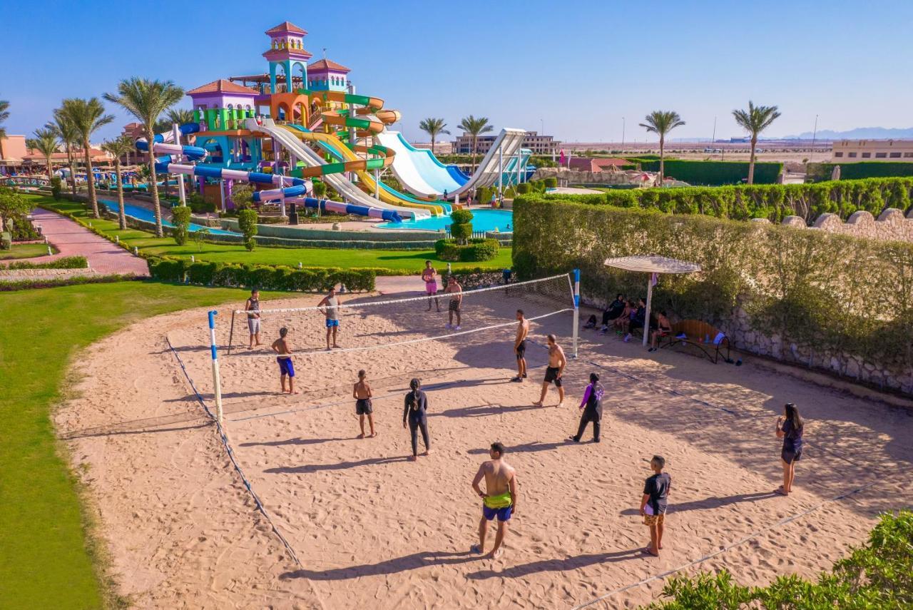 Hotel Charmillion Club Aquapark Šarm aš-Šajch Exteriér fotografie Tourists playing beach volleyball in Egypt